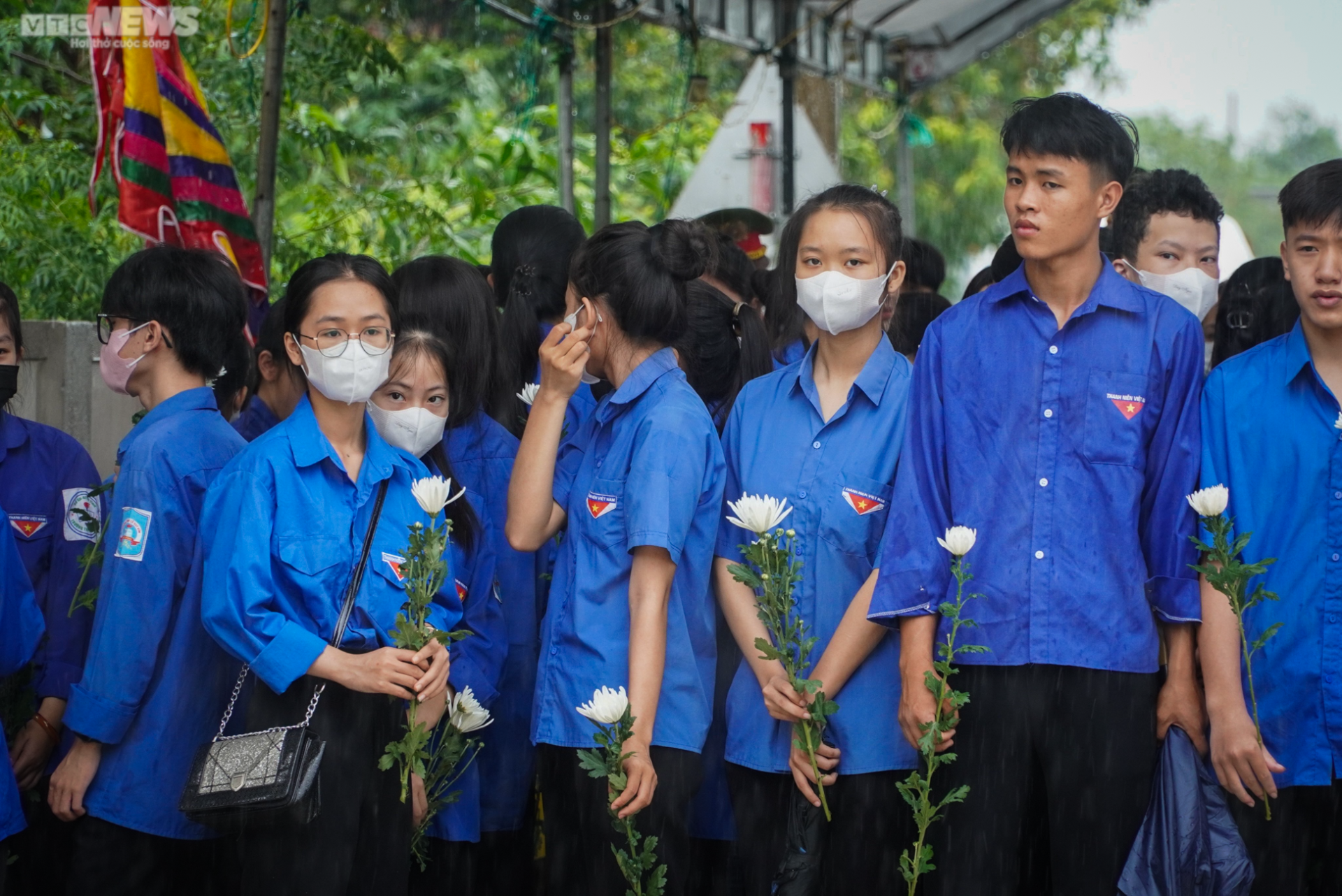 Dòng người khóc nấc dưới mưa đón linh cữu liệt sĩ Lê Ánh Sáng về quê mẹ - 8