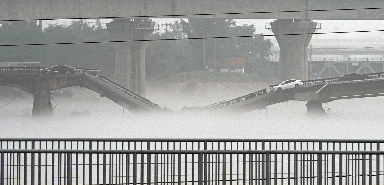 Mưa lớn kỷ lục tại Trung Quốc: 30 người chết, nỗ lực cứu hộ tăng cường - 1