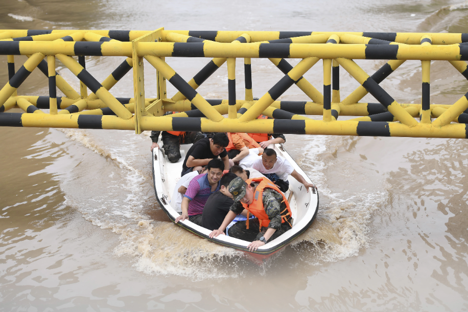 Mưa lớn kỷ lục tại Trung Quốc: 30 người chết, nỗ lực cứu hộ tăng cường - 13