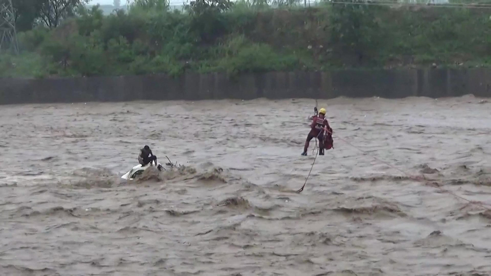 Mưa lớn kỷ lục tại Trung Quốc: 30 người chết, nỗ lực cứu hộ tăng cường - 11