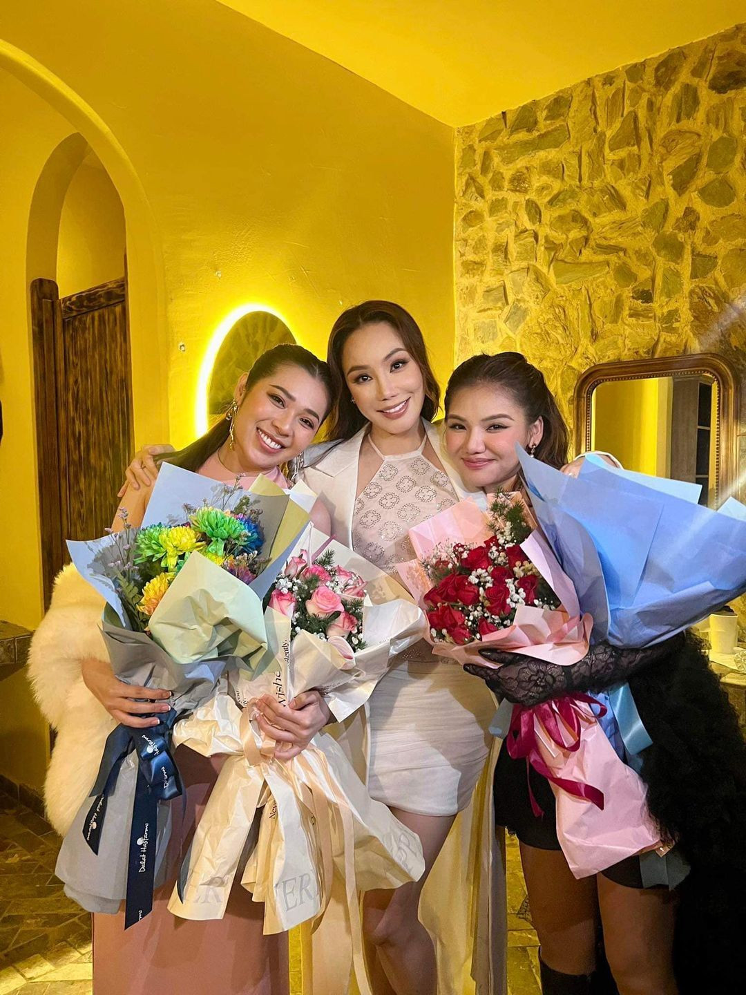 Sao Việt 8/8: Mai Phương Thuý khoe vẻ đẹp 'tuổi trung niên', Chi Pu mặc nội y gợi cảm - 10