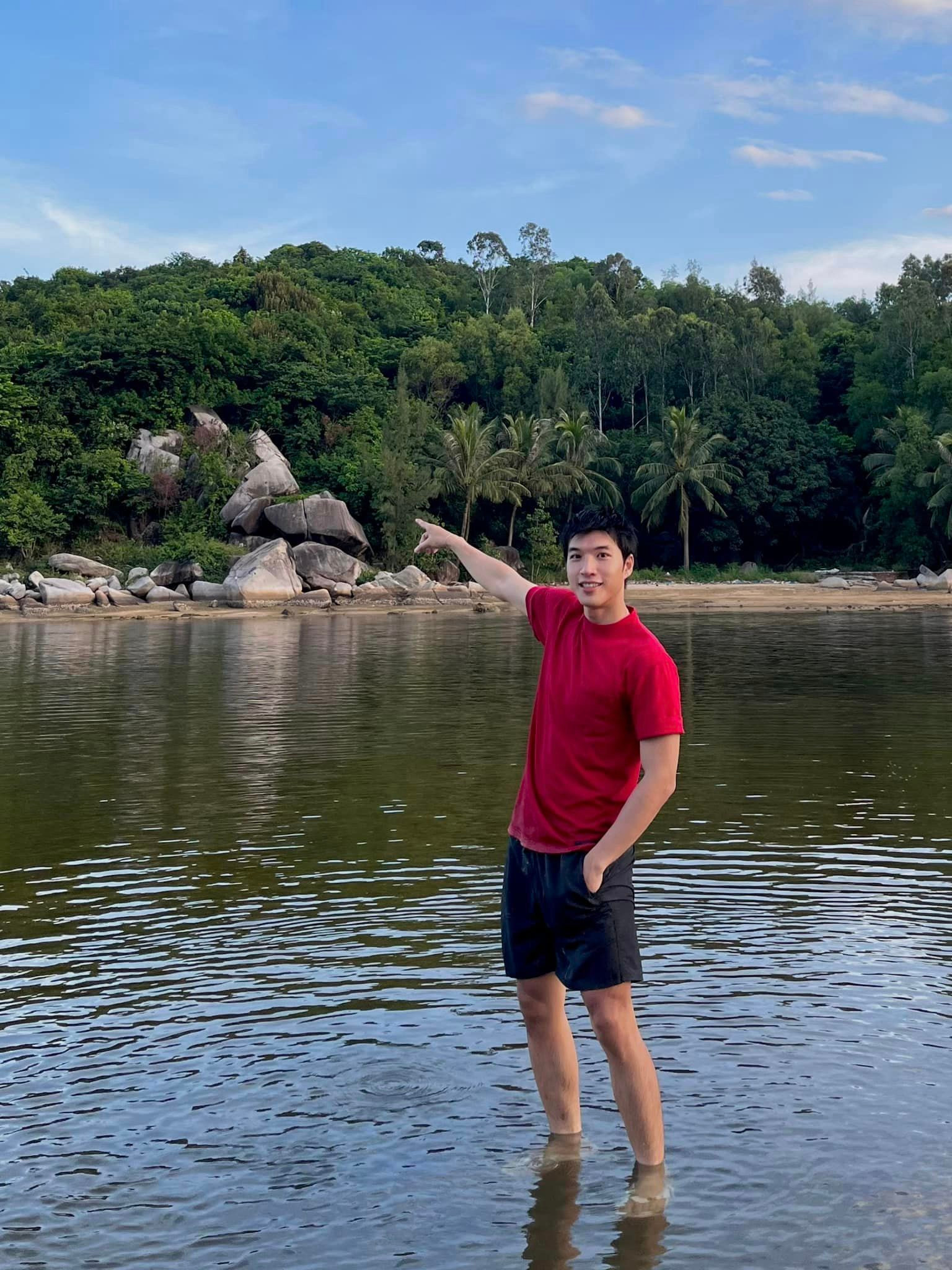 Sao Việt 8/8: Mai Phương Thuý khoe vẻ đẹp 'tuổi trung niên', Chi Pu mặc nội y gợi cảm - 14