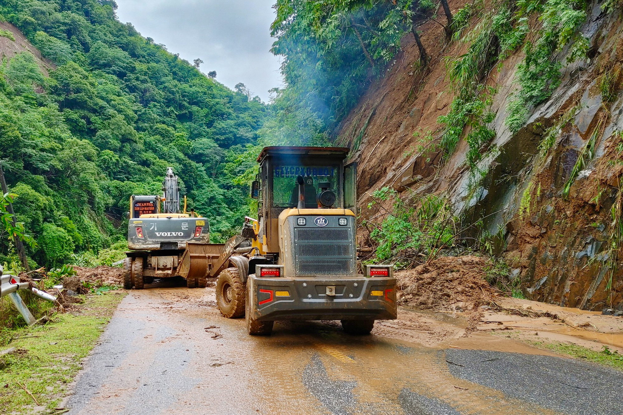 Khắp nơi sạt lở kinh hoàng, vùi lấp nhiều người: 'Đừng mãi đổ lỗi cho thiên tai' - 4