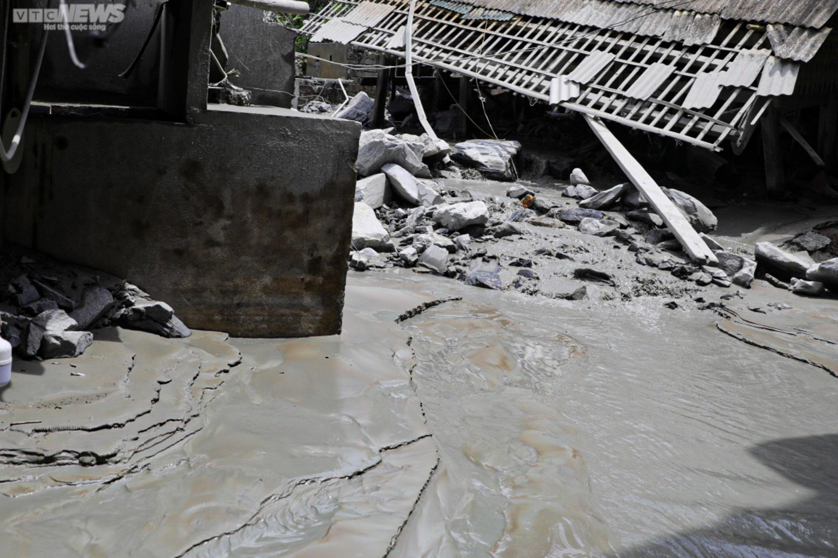 Bản làng tan hoang sau sự cố vỡ hồ thải quặng đồng ở Lào Cai - 4