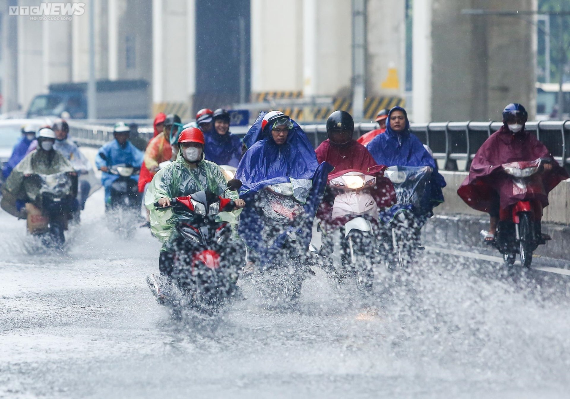 Phố Hà Nội, Hải Phòng ngập tứ bề sau trận mưa lớn - 1