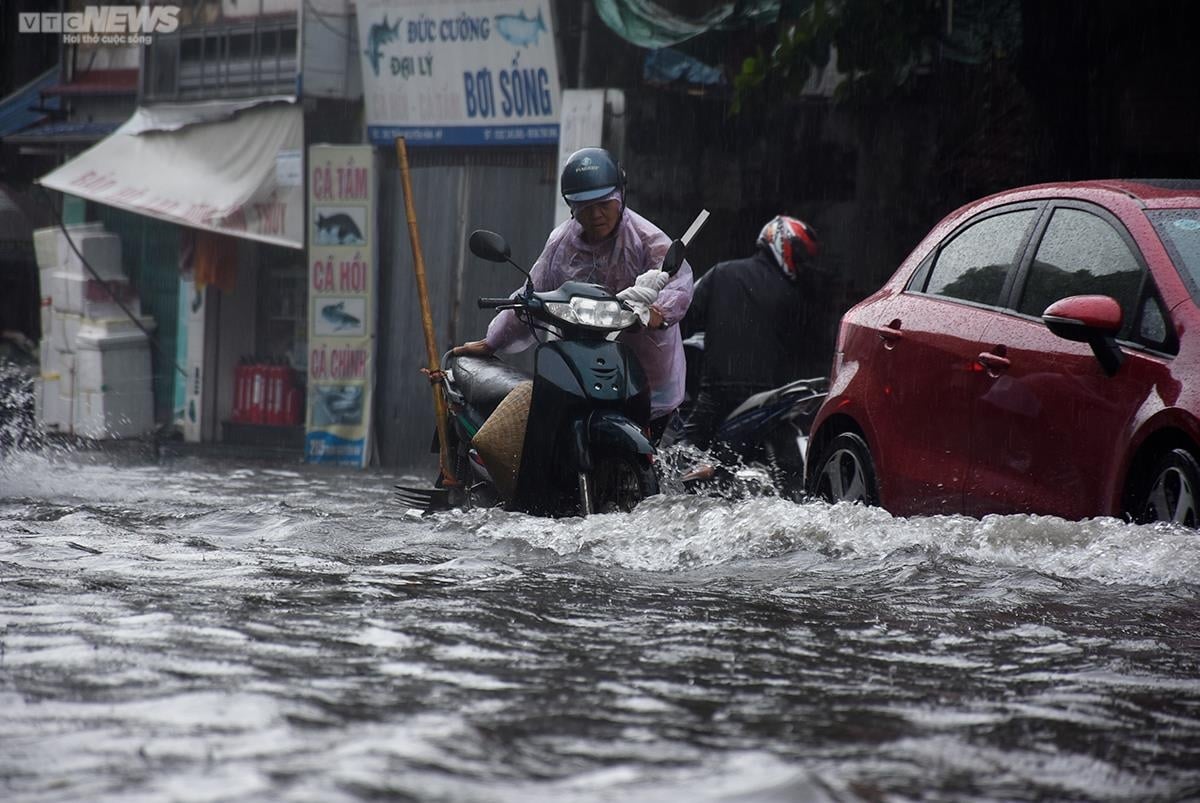 Phố Hà Nội, Hải Phòng ngập tứ bề sau trận mưa lớn - 17