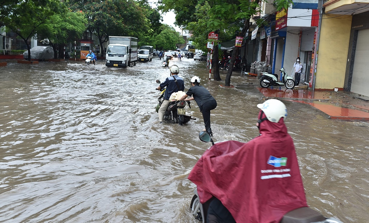 Phố Hà Nội, Hải Phòng ngập tứ bề sau trận mưa lớn - 23