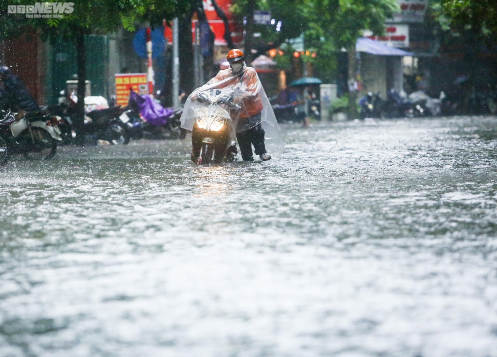 Phố Hà Nội, Hải Phòng ngập tứ bề sau trận mưa lớn - 9