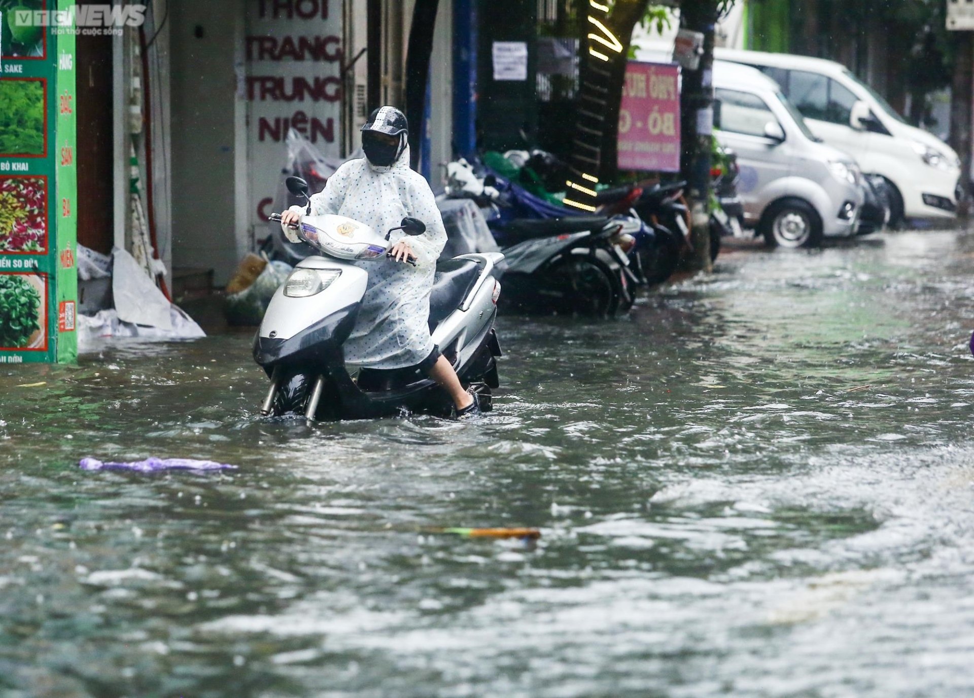 Phố Hà Nội, Hải Phòng ngập tứ bề sau trận mưa lớn - 10