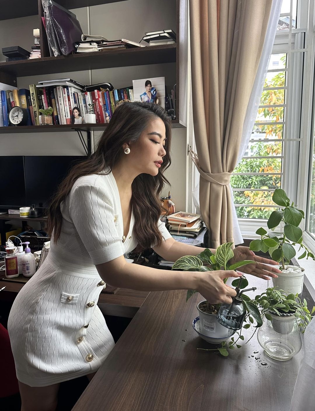 Sao Việt 13/8: Phùng Ngọc Huy gặp con gái sau 8 năm, Trịnh Kim Chi gợi cảm ở tuổi 51 - 4