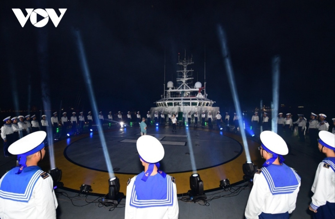 Ngoài sân khấu chính khu vực cầu cảng là không gian của các tiết mục nghệ thuật ấn tượng, sân khấu còn lại được đặt trên tàu Yết Kiêu. Việc chuyển nhịp giữa 2 set sân khấu tạo ra cảm giác vừa khoáng đạt, hoành tráng, bay bổng vừa sâu lắng, nhẹ nhàng.