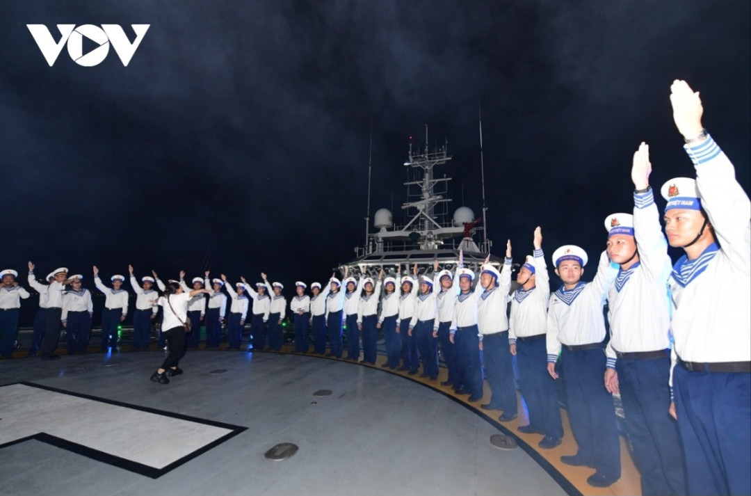 Sự kết nối giữa sân khấu trên cầu cảng và tàu Yết Kiêu tạo nên 1 không gian sân khấu 3D sinh động, ấn tượng. Con tàu của Hải quân trở thành một phần decor sân khấu vừa góp phần hiệu quả trong việc tạo dựng hình tượng nghệ thuật của chương trình “Tổ quốc – Con tàu và người thủy thủ”, vừa có thể tận dụng các “khoang” “buồng” trên tàu vào các phần hoạt cảnh, tiết mục nghệ thuật.