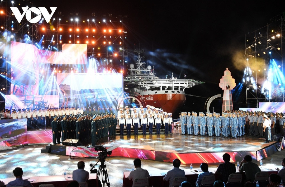 Trong phần cuối của chương trình, 300 chiến sĩ đại diện cho các lực lượng bảo vệ chủ quyền trên biển - hải quân, cảnh sát biển, kiểm ngư, biên phòng, không quân xuất hiện trên sân khấu. Lực lượng bảo vệ chủ quyền trên Biển đến ngày hôm nay đã không ngừng lớn mạnh.