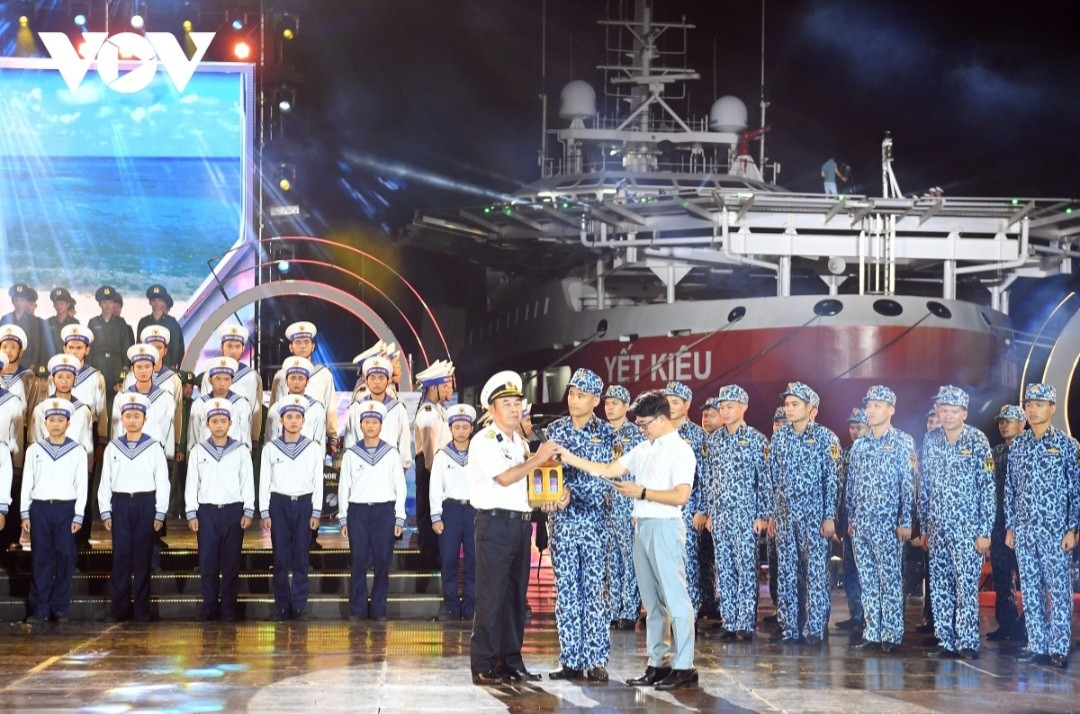 Đại tá Bùi Duy Châu- Nguyên Giảng viên Học viện Hải quân nhận món quà đặc biệt từ các chiến sĩ.