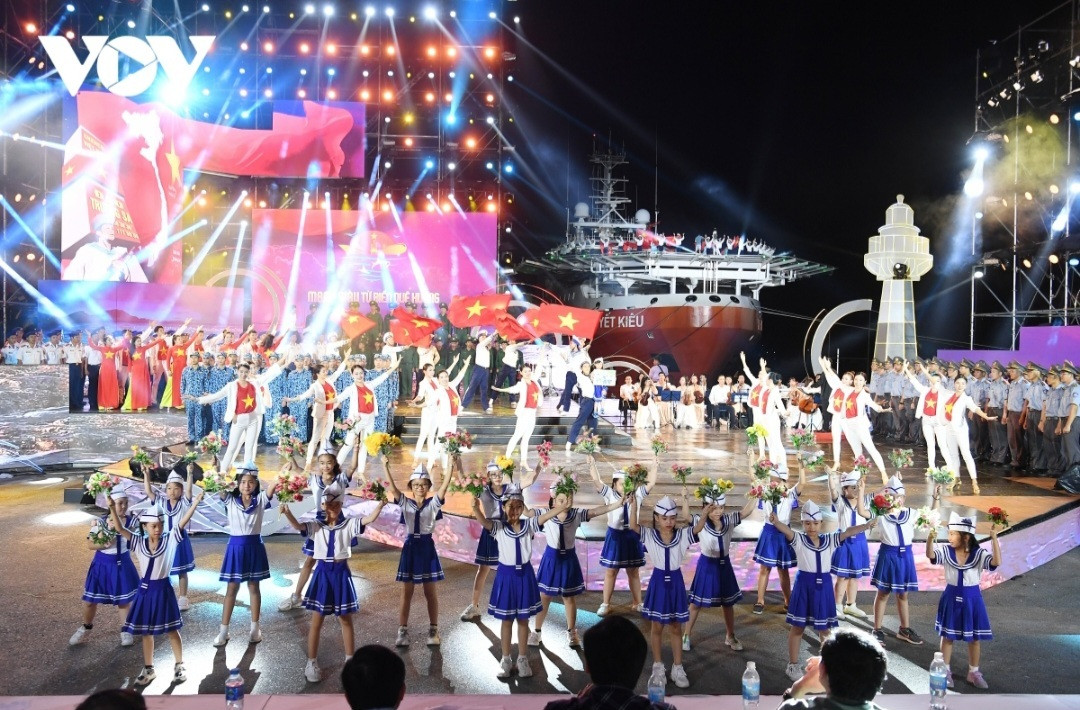 Sau chương trình tổng duyệt, Ban Tổ chức Chương trình chính luận nghệ thuật “Mạnh giàu từ biển quê hương” sẽ hoàn thiện nội dung, thực hiện chu đáo công tác chuẩn bị.