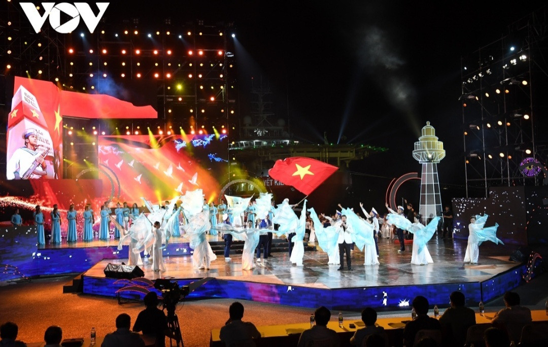 Sân khấu mở của chương trình đặt tại Quân cảng Nha Trang, xung quanh là rất nhiều tàu cá của ngư dân và tàu của các lực lượng Hải quân, Biên phòng, Cảnh sát biển… Đặc biệt là sự hiện diện của tàu Yết Kiêu - loại tàu cứu hộ thế hệ mới, hiện đại của lực lượng hải quân.