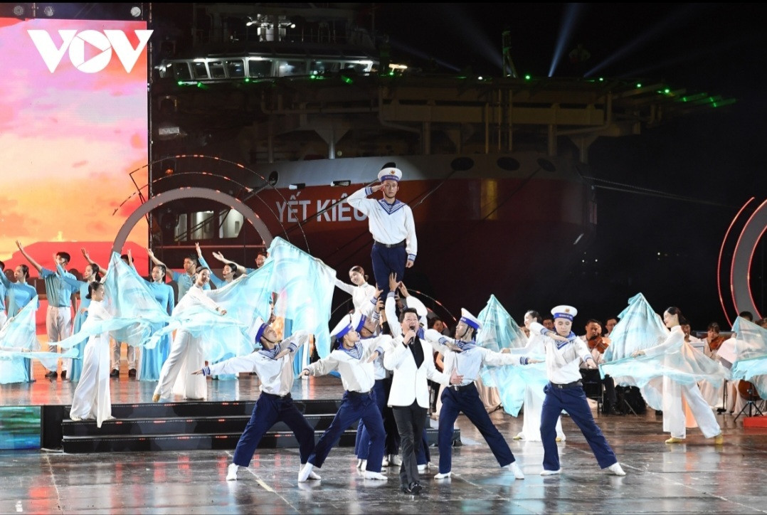 Các tiết mục âm nhạc trong chương trình được dàn dựng công phu, đặc sắc, mang một thông điệp ý nghĩa: Yêu biển, giữ biển. Mỗi người như giọt nước trong biển cả mênh mông. Giọt nước chỉ hòa vào biển cả mới không cạn. Góp sức mình để giữ "biển giàu", "biển mạnh".