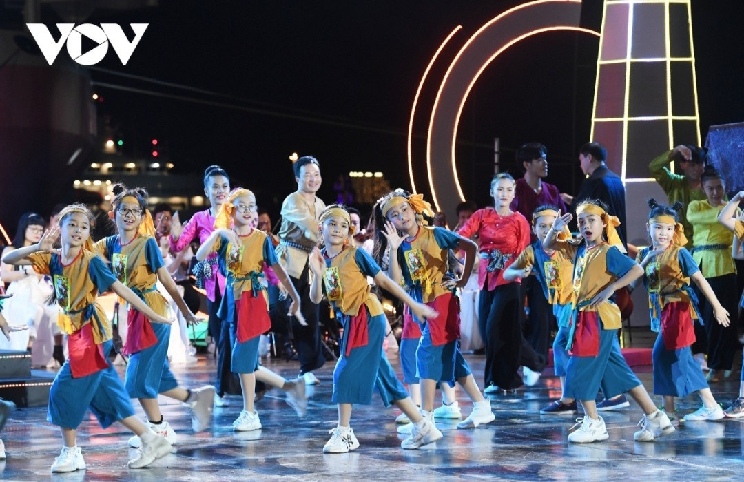 Chương trình là sự kết hợp giữa những tác phẩm đã đi vào đời sống, như các bài hát: Nơi đảo xa, Biển hát chiều nay… là những tác phẩm đã rất nổi tiếng về đề tài biển đảo.