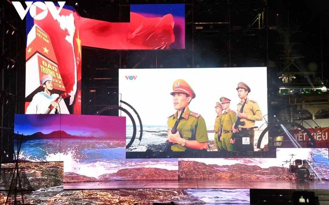 Xuyên suốt chương trình, những tiết mục nghệ thuật đặc sắc, ấn tượng đan xen giữa các phần giao lưu khách mời với các phóng sự hiện trường sinh động, hấp dẫn.