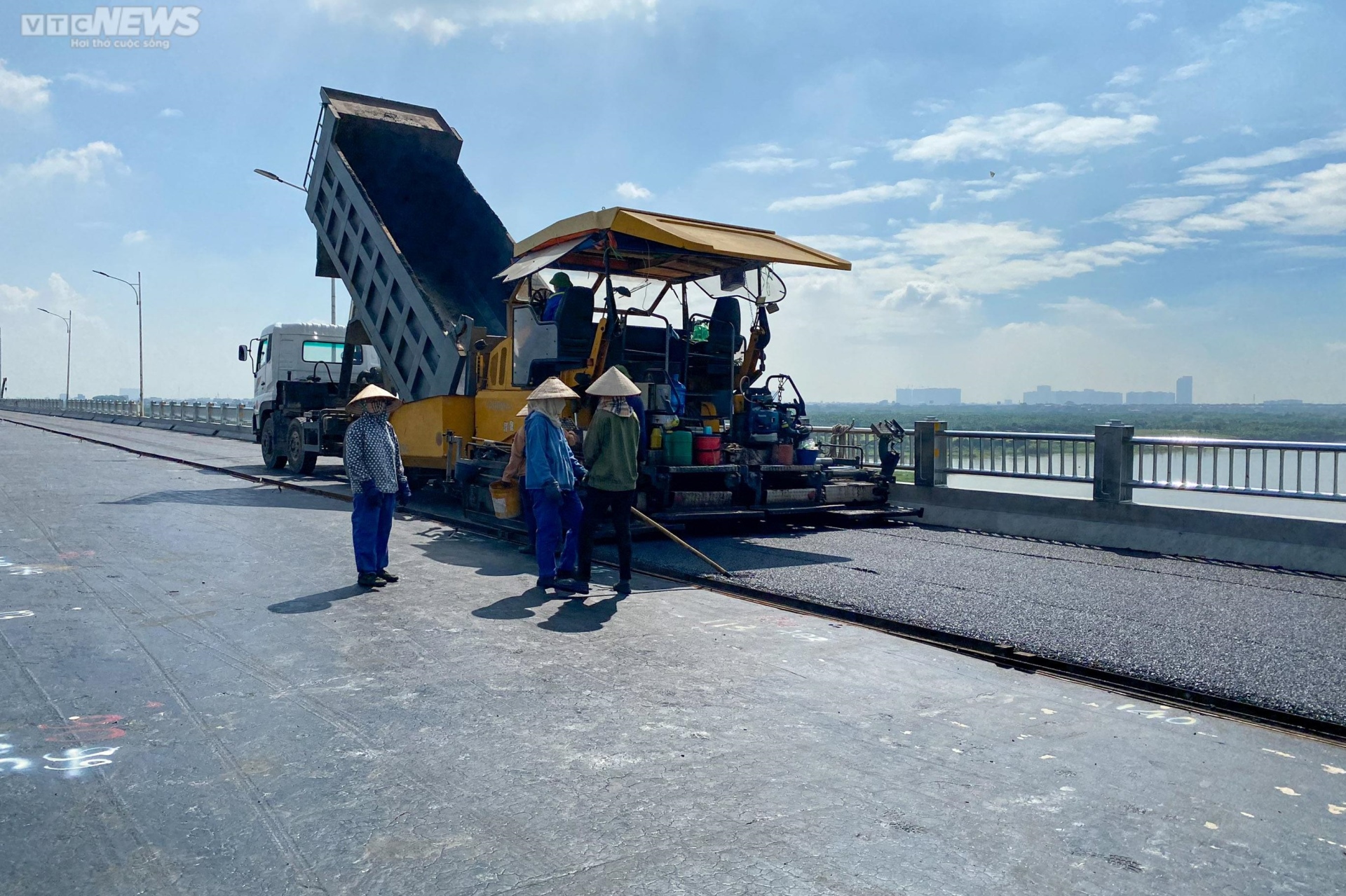Cầu Vĩnh Tuy 2 gấp rút hoàn thiện trước ngày thông xe dịp Quốc khánh - 4