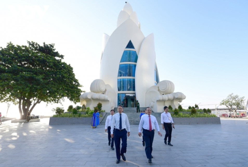 Hướng đến kỷ niệm 78 năm Cách mạng tháng Tám và Quốc khánh 2/9, sáng nay (11/8), Ban Chỉ đạo – Ban Tổ chức Chương trình chính luận nghệ thuật “Mạnh giàu từ biển quê hương”; lãnh đạo tỉnh Khánh Hoà, Nha Trang và đại diện Quân chủng Hải quân đã đến dâng hương, dâng hoa tại Điện thờ liệt sĩ – Tháp Trầm Hương và Tượng đài Trần Hưng Đạo (TP Nha Trang). Các đại biểu dâng hương, dâng hoa tại Điện thờ liệt sĩ – Tháp Trầm Hương. Đoàn do Tổng Giám đốc VOV Đỗ Tiến Sỹ và Bí thư Tỉnh ủy Khánh Hòa Nguyễn Hải Ninh dẫn đầu.