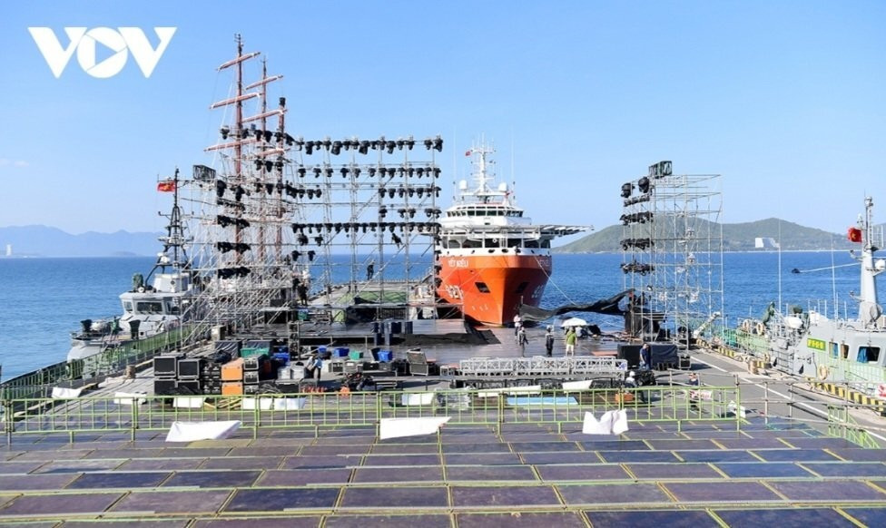 Chương trình chính luận nghệ thuật “Mạnh giàu từ biển quê hương” sẽ diễn ra lúc 20h tối mai (thứ Bảy, ngày 12/8/2023) tại Quân cảng Nha Trang, tỉnh Khánh Hoà do Đài Tiếng nói Việt Nam, Ban Tuyên giáo Trung ương, Tổng cục Chính trị Quân đội nhân dân Việt Nam - Bộ Quốc phòng và UBND tỉnh Khánh Hòa phối hợp tổ chức. Chương trình được thực hiện để nhìn lại kết quả thực hiện Nghị quyết Đại hội XIII của Đảng trên các vùng biển, đảo từ đầu nhiệm kỳ đến nay; đánh giá 5 năm thực hiện Nghị quyết số 36-NQ/TW ngày 22/10/2018 của Ban Chấp hành Trung ương khóa XII về Chiến lược phát triển bền vững kinh tế biển Việt Nam đến năm 2030, tầm nhìn đến năm 2045. Trong ảnh: Sân khấu tại Quân cảng Nha Trang - nơi tổ chức chương trình "Mạnh giàu từ biển quê hương" đã được hoàn thiện.