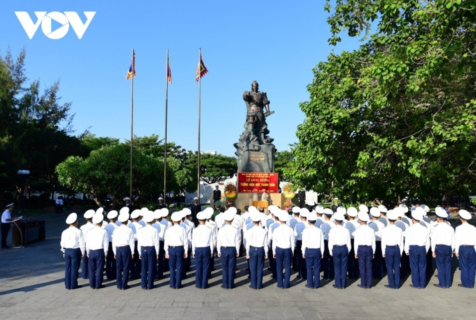 Các đại biểu dâng hương tại Tượng đài Đức Thánh Trần.