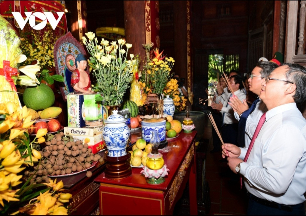 Tổng Giám đốc VOV Đỗ Tiến Sỹ và Bí thư Tỉnh ủy Khánh Hòa Nguyễn Hải Ninh dâng hương.