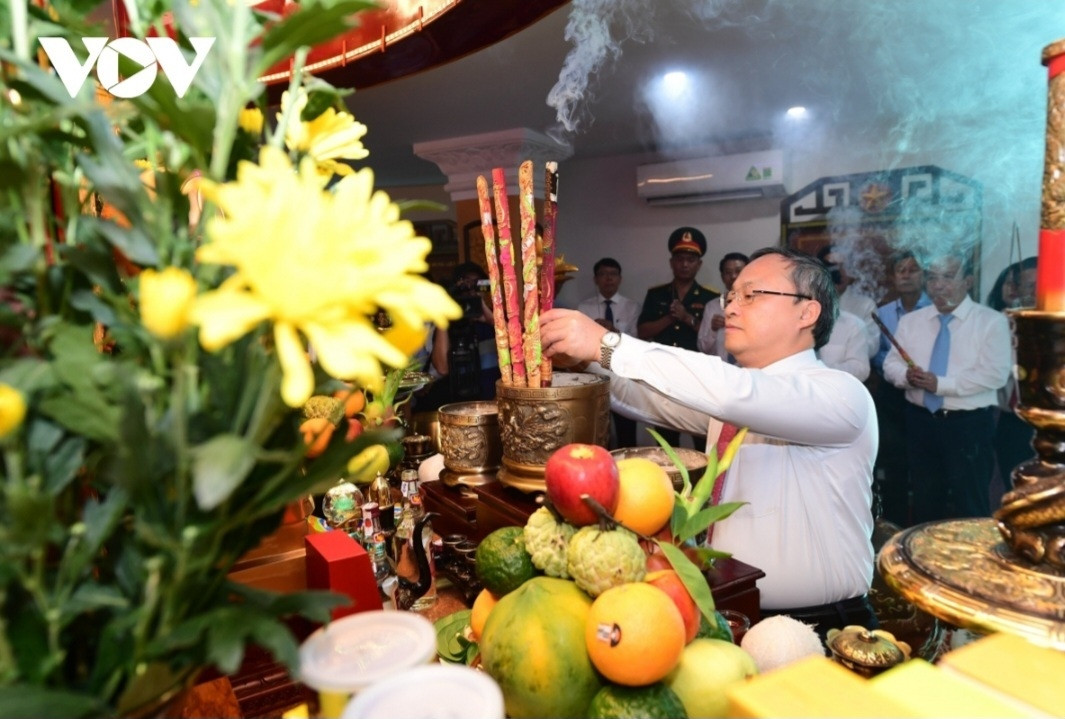 Lãnh đạo VOV và tỉnh Khánh Hòa dâng hương tưởng niệm các anh hùng liệt sỹ - 7