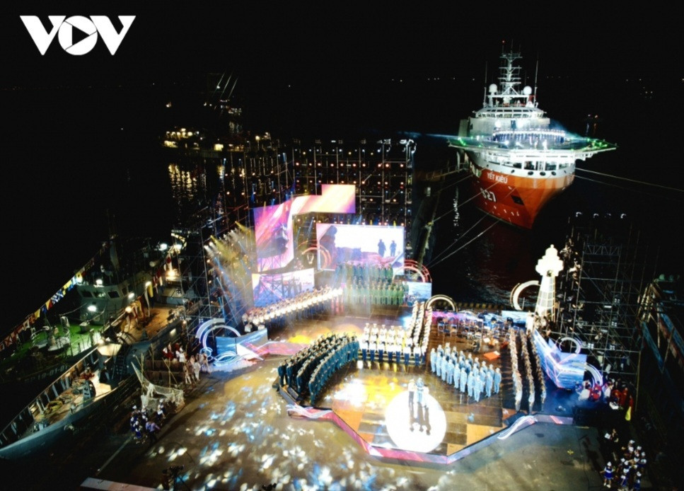 Tối nay (12/8), chương trình chính luận nghệ thuật “Mạnh giàu từ biển quê hương” diễn ra tại Quân cảng Nha Trang, tỉnh Khánh Hoà do Đài Tiếng nói Việt Nam, Ban Tuyên giáo Trung ương, Tổng cục Chính trị Quân đội nhân dân Việt Nam - Bộ Quốc phòng và UBND tỉnh Khánh Hòa đồng tổ chức. Ảnh: Hải Sơn.