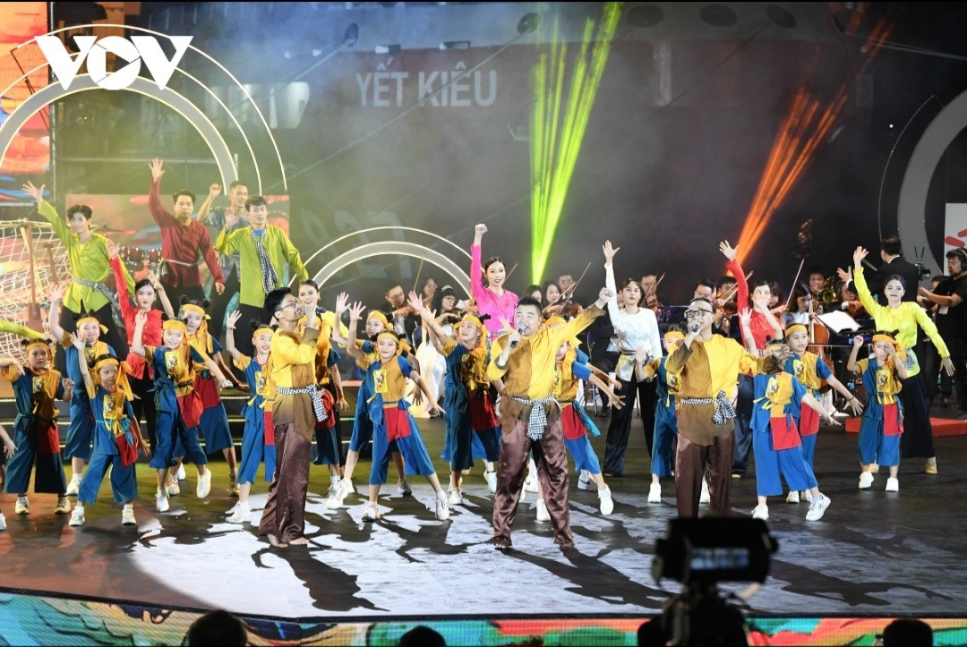 Toàn cảnh chương trình chính luận nghệ thuật 'Mạnh giàu từ biển quê hương' - 11