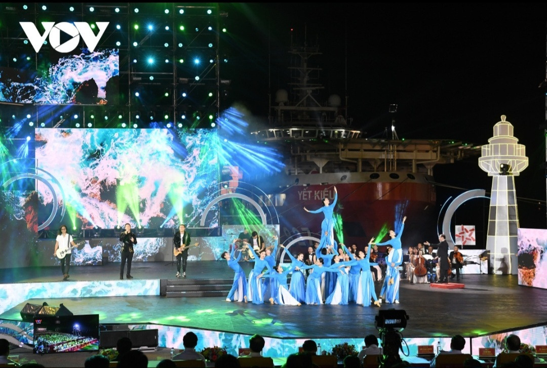 Toàn cảnh chương trình chính luận nghệ thuật 'Mạnh giàu từ biển quê hương' - 12