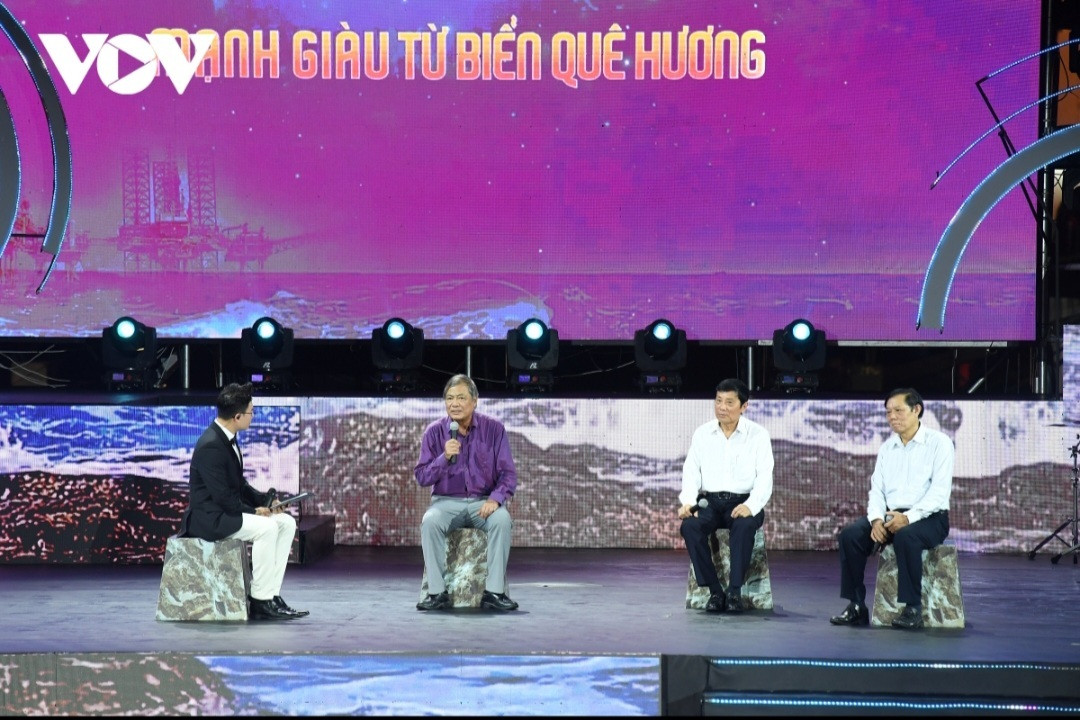 PGS.TS Võ Sỹ Tuấn – Nguyên viện trưởng Viện Hải dương học Nha Trang, PGS.TS Bùi Tất Thắng, Nguyên Viện trưởng Viện Chiến lược phát triển, Bộ Kế hoạch và Đầu tư và GS Mai Trọng Nhuận – Nguyên GĐ ĐH Quốc gia – chuyên gia nghiên cứu về biển đảo chia sẻ những hình dung về một quốc gia giàu từ biển và mạnh về biển, sự tham gia đóng góp của các nhà nghiên cứu, nhà khoa học về Biển trong việc đưa ra những chủ trương, quyết sách về phát triển kinh tế Biển tại các địa phương.