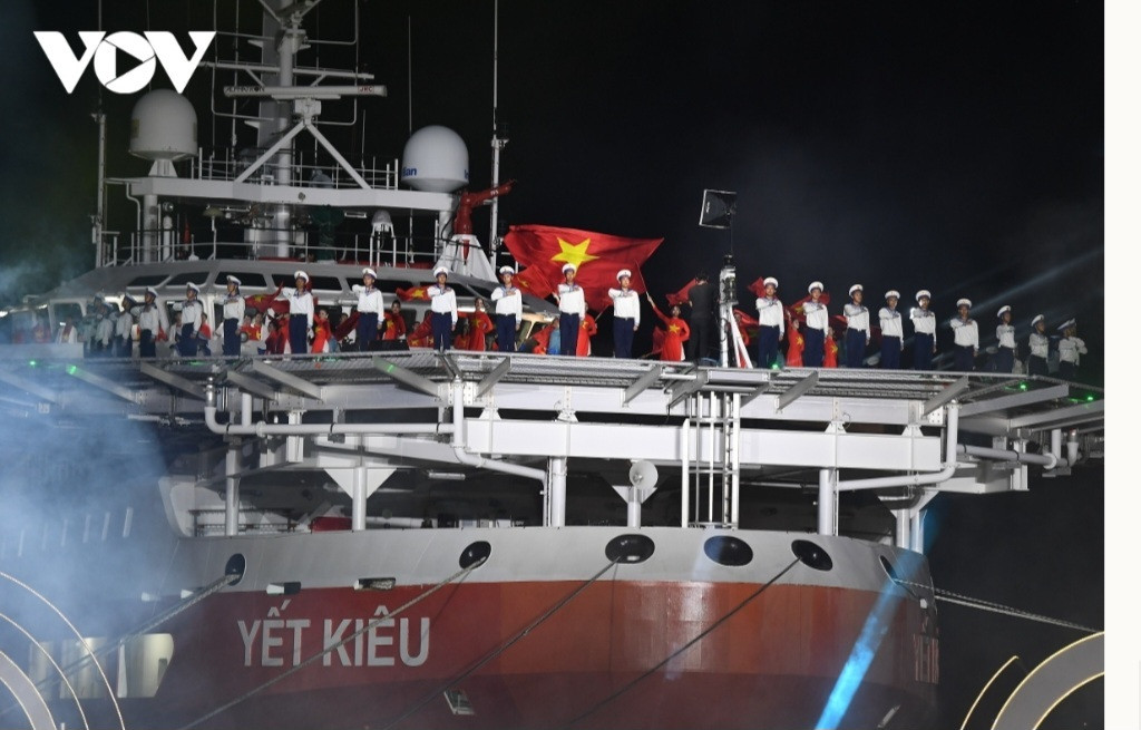 Ngoài sân khấu chính khu vực cầu cảng là không gian của các tiết mục nghệ thuật ấn tượng, sân khấu còn lại được đặt trên tàu Yết Kiêu. Việc chuyển nhịp giữa 2 set sân khấu tạo ra cảm giác vừa khoáng đạt, hoành tráng, bay bổng vừa sâu lắng, nhẹ nhàng.