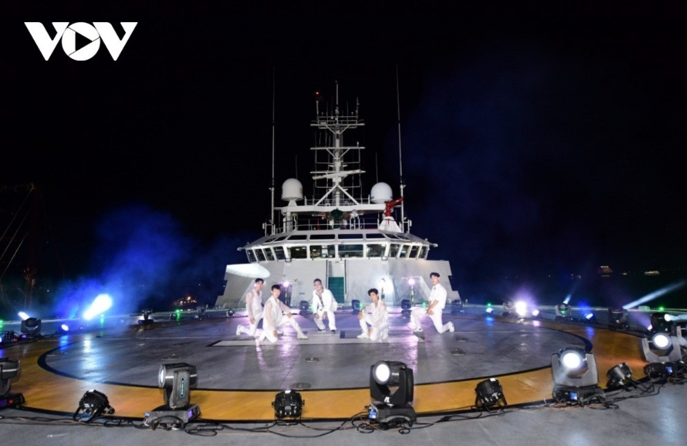 Sự kết nối giữa sân khấu trên cầu cảng và tàu Yết Kiêu tạo nên 1 không gian sân khấu 3D sinh động, ấn tượng.