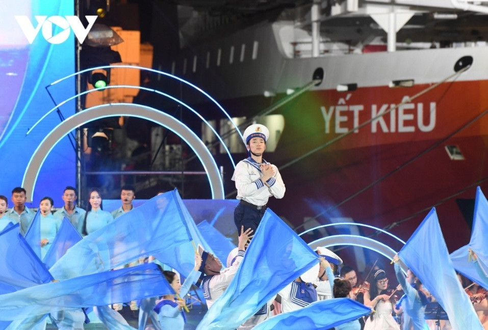 Con tàu của Hải quân trở thành một phần decor sân khấu vừa góp phần hiệu quả trong việc tạo dựng hình tượng nghệ thuật của chương trình “Tổ quốc – Con tàu và người thủy thủ”, vừa có thể tận dụng các “khoang” “buồng” trên tàu vào các phần hoạt cảnh, tiết mục nghệ thuật.