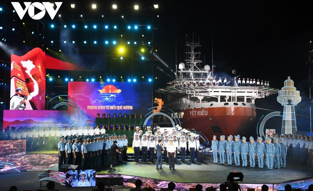 Trong phần cuối của chương trình, 300 chiến sĩ đại diện cho các lực lượng bảo vệ chủ quyền trên biển - hải quân, cảnh sát biển, kiểm ngư, biên phòng, không quân xuất hiện trên sân khấu. Lực lượng bảo vệ chủ quyền trên Biển đến ngày hôm nay đã không ngừng lớn mạnh.