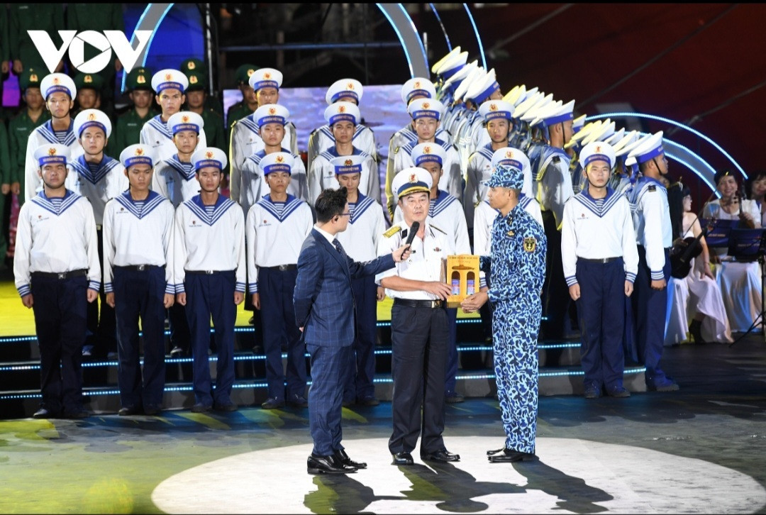 Đại tá Bùi Duy Châu, nguyên Giảng viên Học viện Hải quân nhận món quà đặc biệt từ các chiến sĩ. Đó là chai nước biển sâu trong lòng biển của Tổ quốc, nước được lấy trong một chuyến đi lặn biển của tàu ngầm Kilo ở độ sâu 285m. Món quà từ những người giữ biển thế hệ trẻ chính là sự khẳng định khả năng làm chủ của Hải quân nhân dân Việt Nam, không chỉ trên không, trên biển mà cả trong lòng biển.