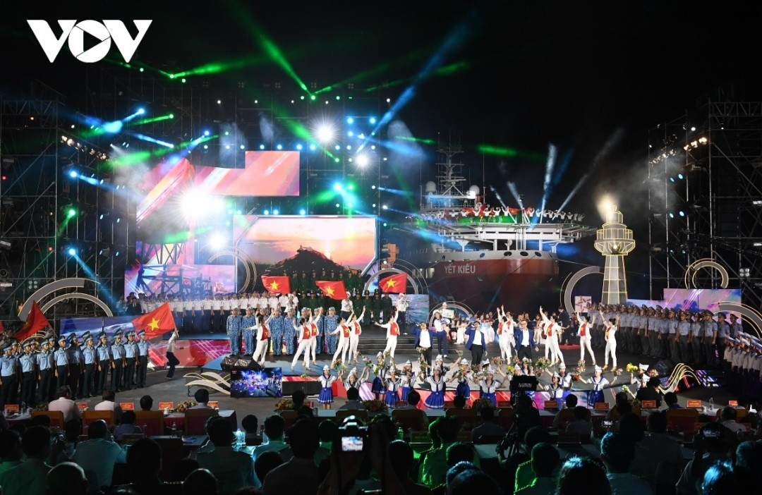 Trên nền âm nhạc hào hùng, ánh sáng rực rỡ, chương trình sẽ khép lại cùng hình ảnh lá cờ Tổ quốc trên các tàu cá của ngư dân, lễ chào cờ trên các giàn khoan dầu khí, nhà giàn DK1, tàu hải quân, cảnh sát biển, kiểm ngư, công an, hình ảnh các đảo, kiều bào về thăm biển đảo…