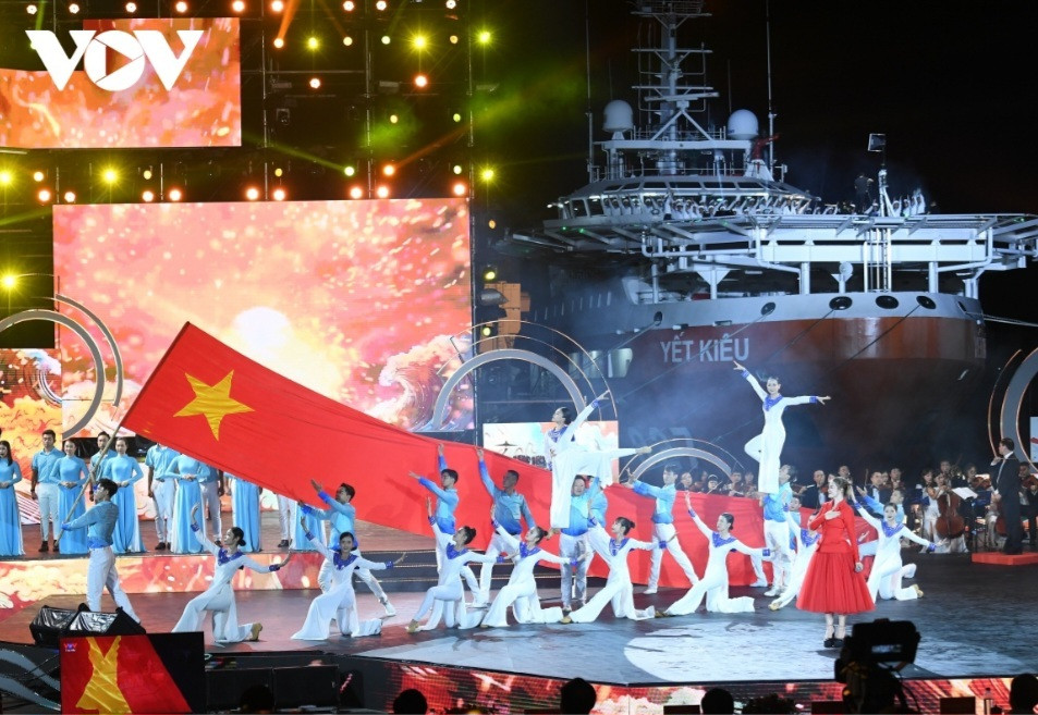 Bối cảnh chương trình lấy mặt cầu cảng làm sân khấu chính cùng một số tàu của lực lượng Hải quân, Cảnh sát biển, Biên phòng… mở ra nhiều chiều không gian và cung bậc cảm xúc, qua đó, thông điệp của chương sẽ được chuyển tải một cách nhẹ nhàng, gần gũi và sâu sắc. Sự kết nối giữa sân khấu trên cầu cảng và sân khấu trên tàu sẽ tạo nên một không gian sân khấu 3D sinh động, ấn tượng.