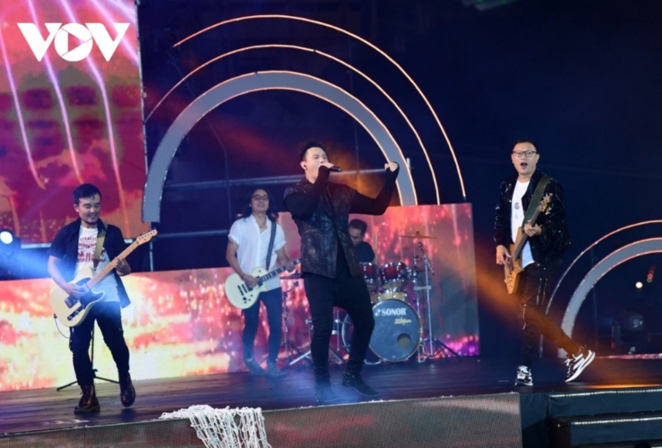 Các tiết mục âm nhạc trong chương trình được dàn dựng công phu, đặc sắc, mang một thông điệp ý nghĩa: Yêu biển, giữ biển. Mỗi người như giọt nước trong biển cả mênh mông. Giọt nước chỉ hòa vào biển cả mới không cạn. Góp sức mình để giữ "biển giàu", "biển mạnh".