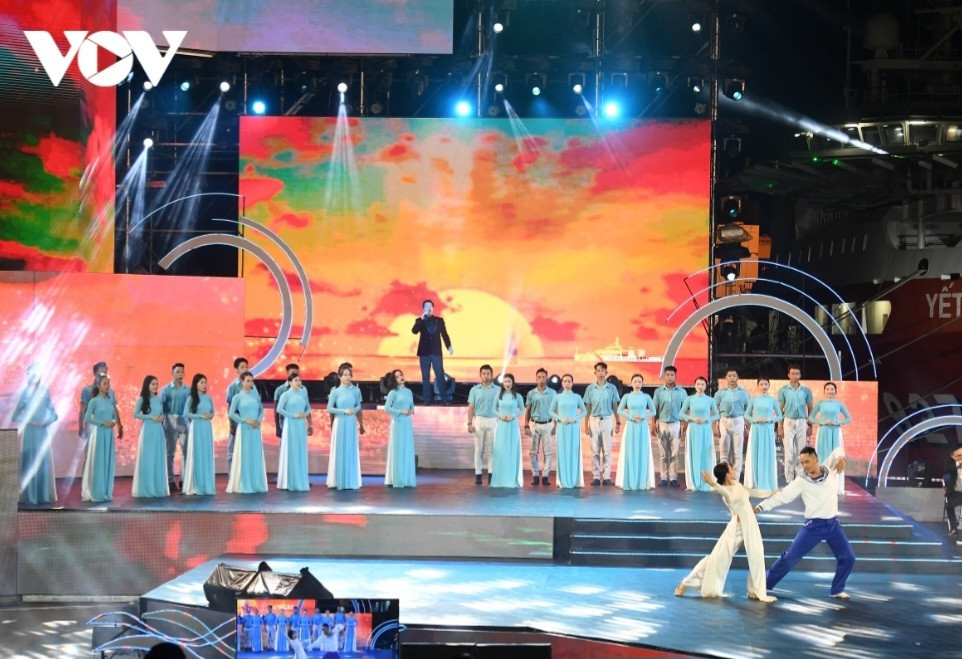 Chương trình là sự kết hợp giữa những tác phẩm đã đi vào đời sống, như các bài hát: Nơi đảo xa, Biển hát chiều nay… là những tác phẩm đã rất nổi tiếng về đề tài biển đảo, cùng với đó là các bài hát mới sáng tác về biển đảo cộng với hình thức, phong cách âm nhạc mới hết sức phù hợp với giới trẻ. Ban nhạc Bức Tường, Hà Trần, NSƯT Đăng Dương, nhóm nhạc MTV, ca sĩ Đông Nhi, Đông Hùng, rapper Phong Windy... là những nghệ sĩ nổi tiếng tham gia chương trình.