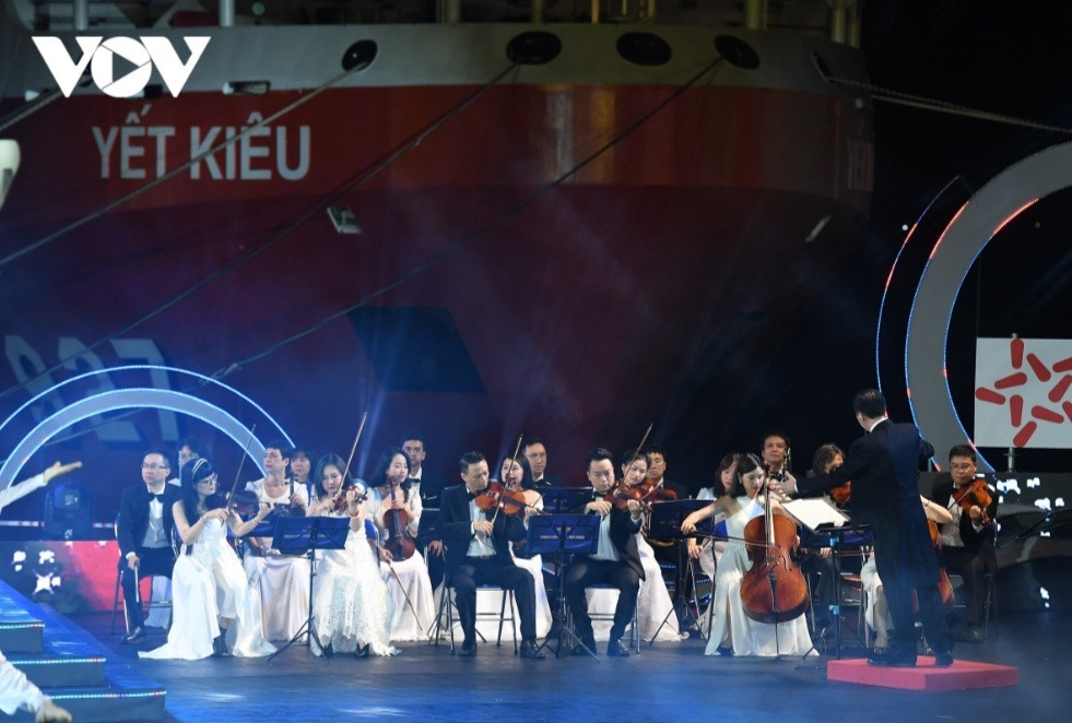 Xuyên suốt chương trình, những tiết mục nghệ thuật đặc sắc, ấn tượng đan xen giữa các phần giao lưu khách mời với các phóng sự hiện trường.
