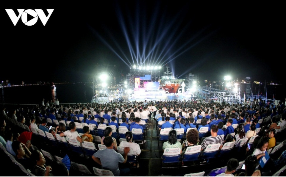 Tất cả đã tạo nên một cảm xúc lắng đọng về tình yêu biển. Ảnh: Hải Sơn.