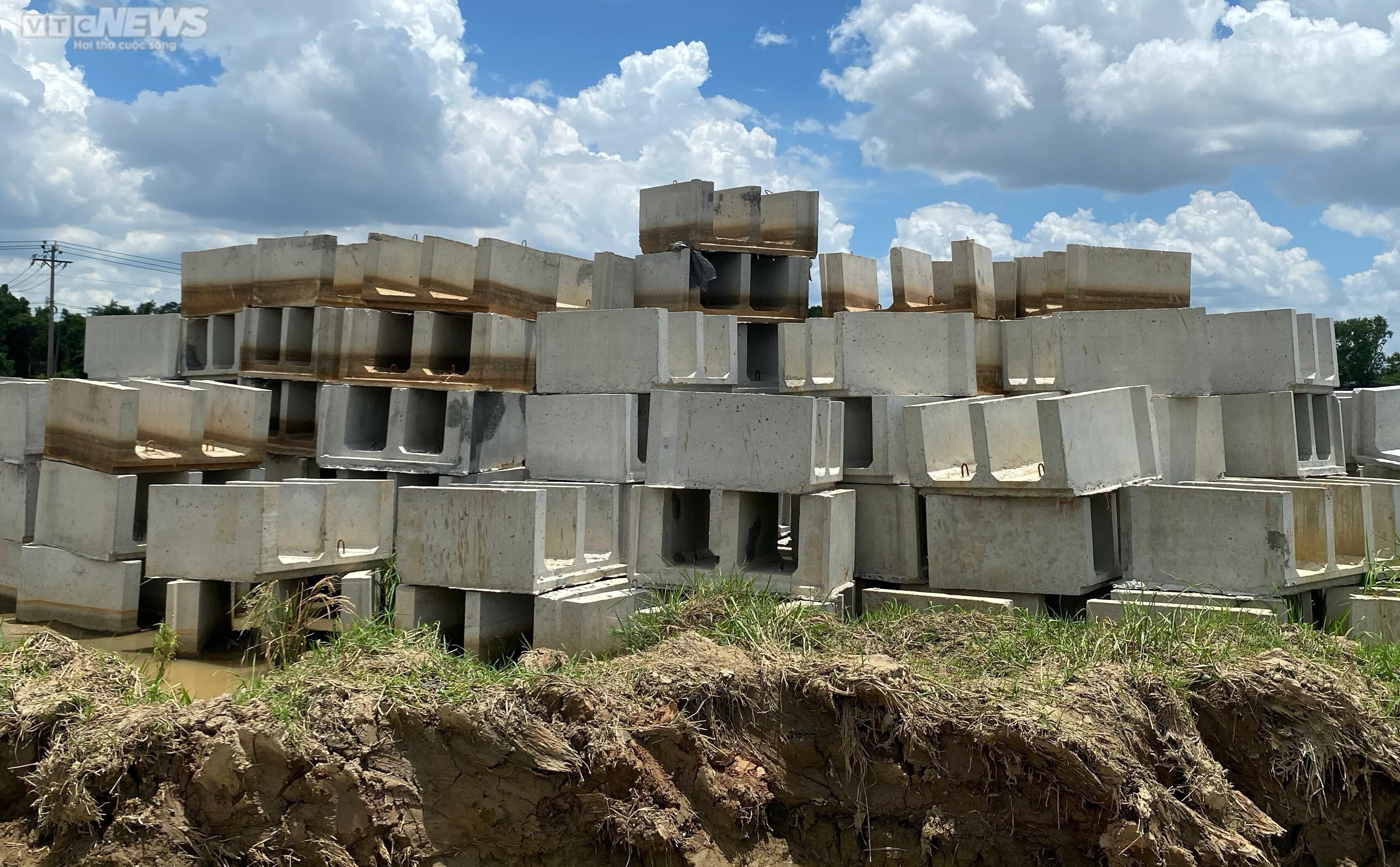 Đồng Nai: Cây cầu 1.500 tỷ đồng khởi công hơn nửa năm vẫn ‘nằm im’ - 12