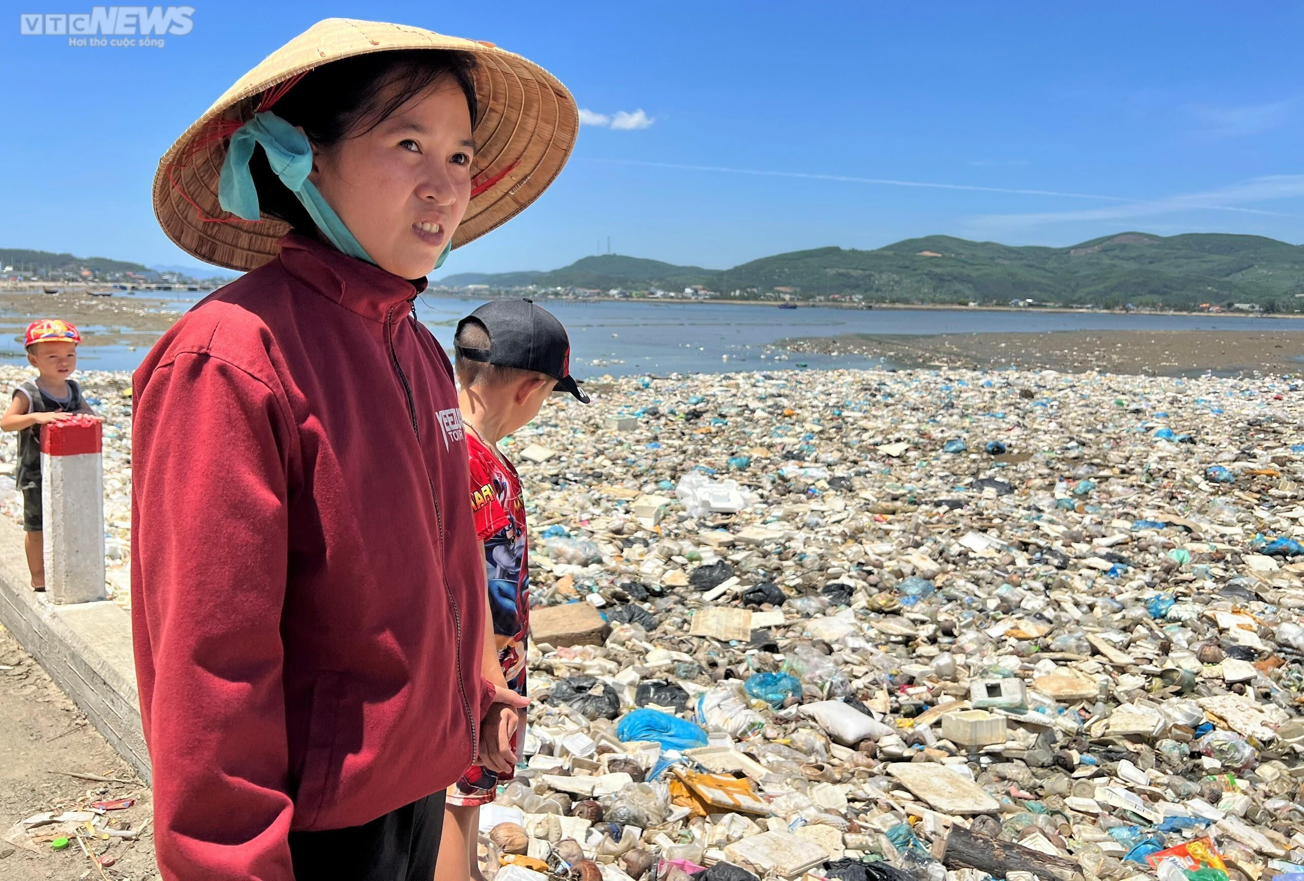 Nhà máy xử lý rác 'án binh bất động', đầm nước mặn Sa Huỳnh ngập trong 'biển' rác - 3