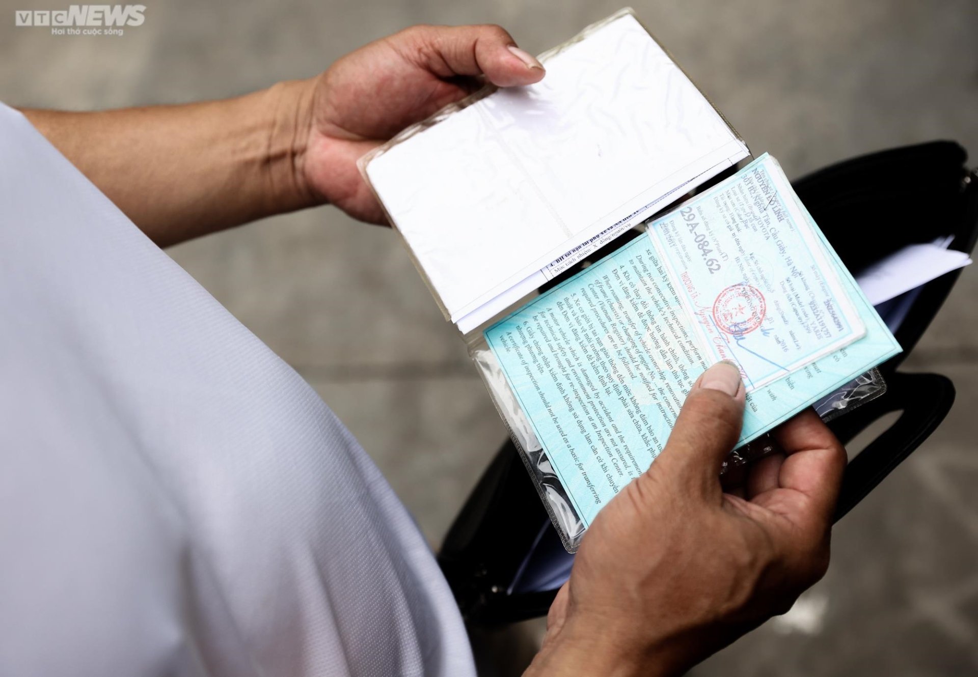 Người dân loay hoay tìm chủ xe cũ trong ngày đầu cấp biển số định danh - 2