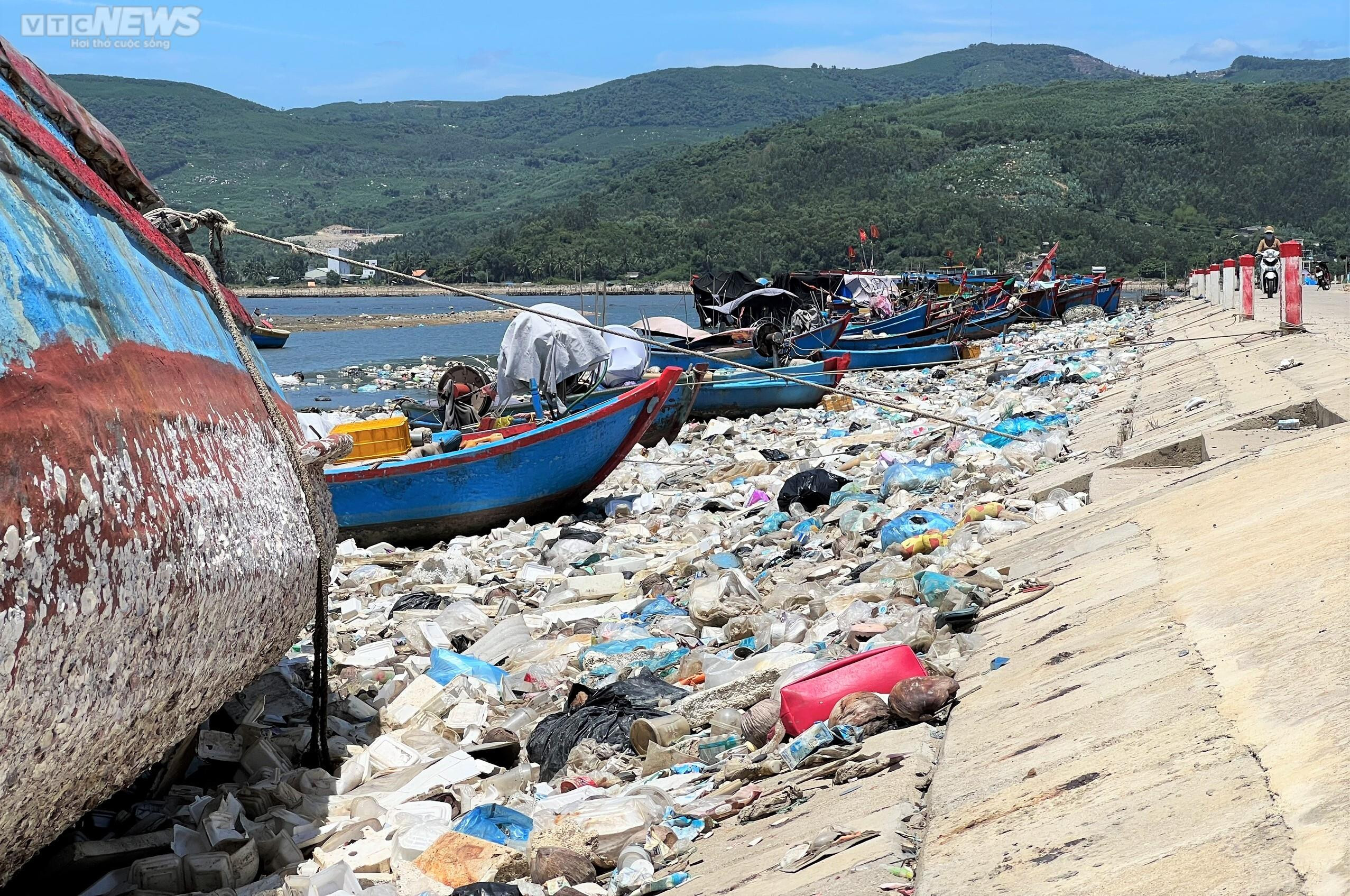 Nhà máy xử lý rác 'án binh bất động', đầm nước mặn Sa Huỳnh ngập trong 'biển' rác - 4