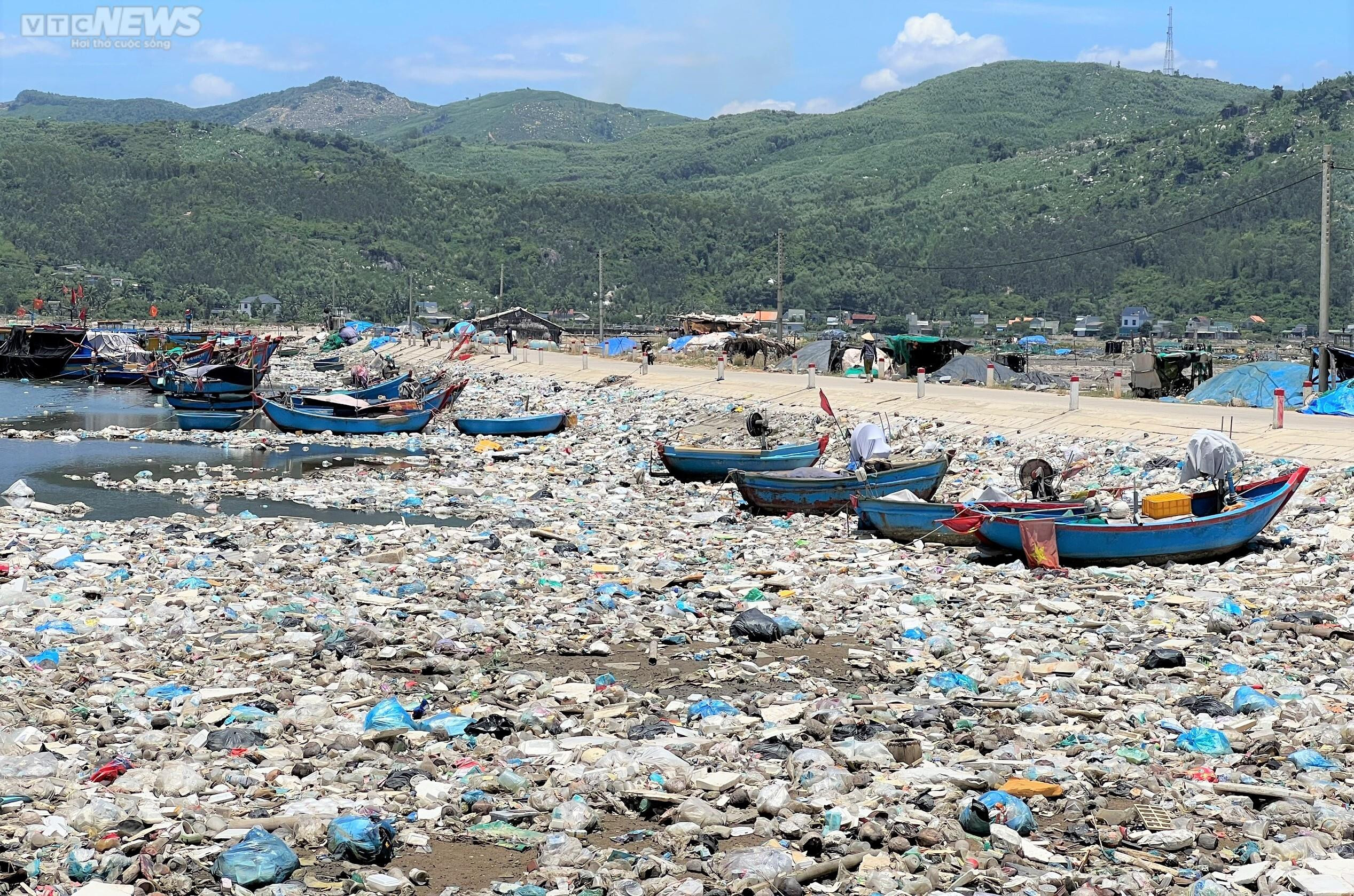 Nhà máy xử lý rác 'án binh bất động', đầm nước mặn Sa Huỳnh ngập trong 'biển' rác - 8