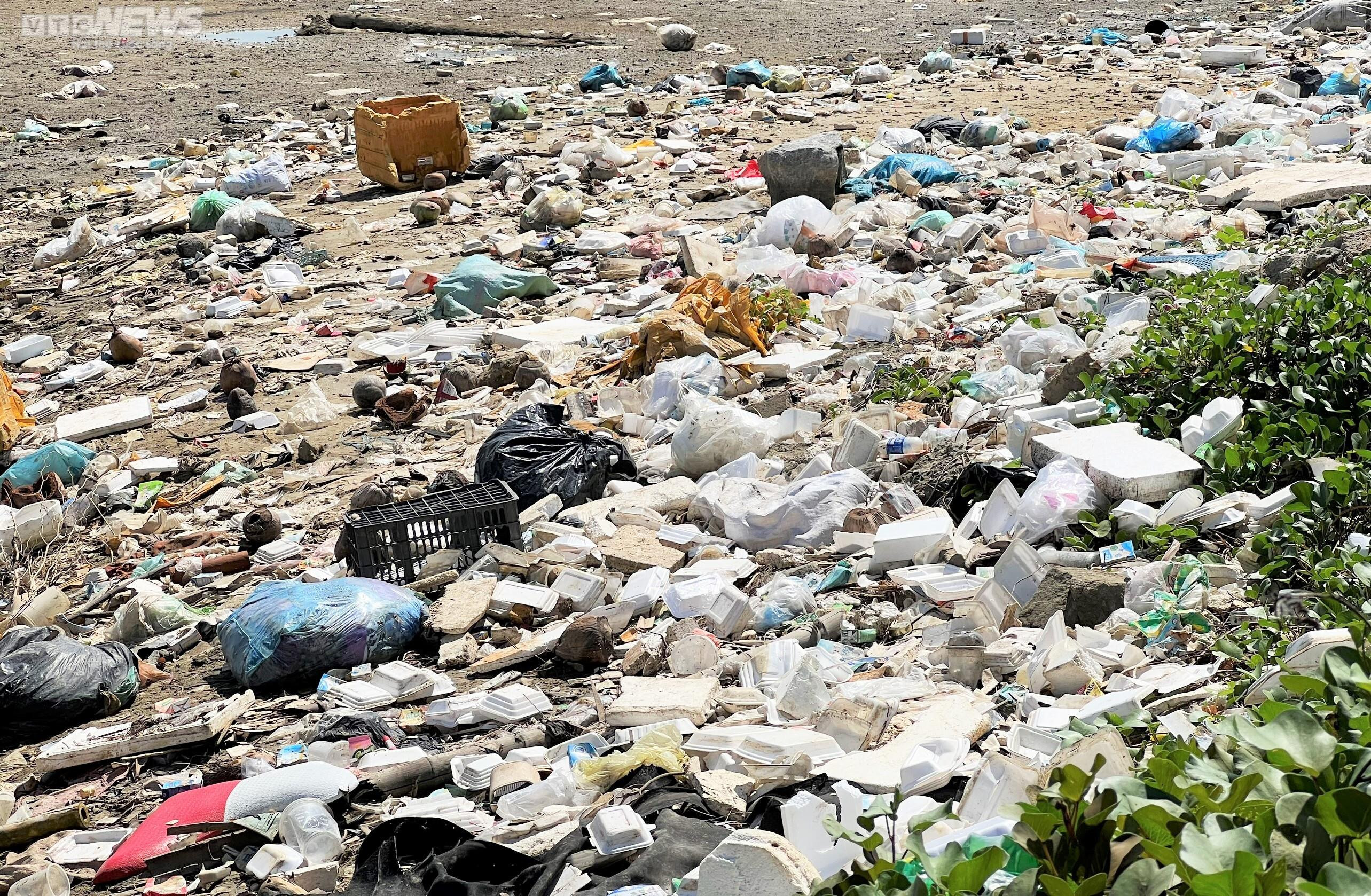 Nhà máy xử lý rác 'án binh bất động', đầm nước mặn Sa Huỳnh ngập trong 'biển' rác - 5